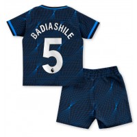 Billiga Chelsea Benoit Badiashile #5 Barnkläder Borta fotbollskläder till baby 2023-24 Kortärmad (+ Korta byxor)